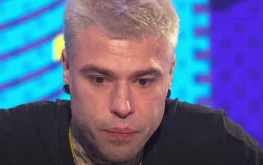 Fedez si allontana dai social ma viene paparazzato in Val Brembana con Chiara