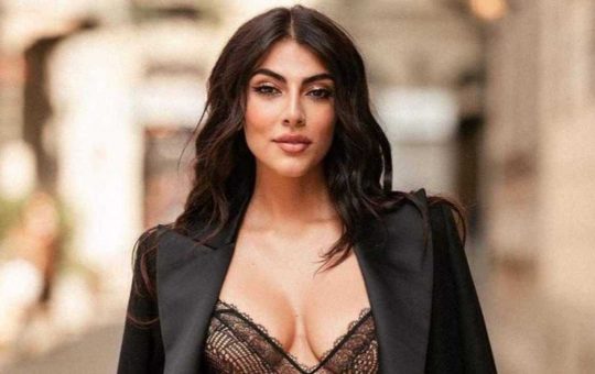 Giulia Salemi, esperta di social al GF VIP, incanta tutti con i suoi look total black