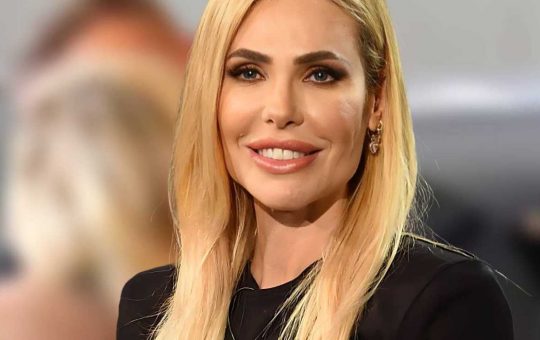 Ilary Blasi sta per affrontare il processo per la separazione da Totti, ma è raggiante e ravviva il suo look con un nuovo colore